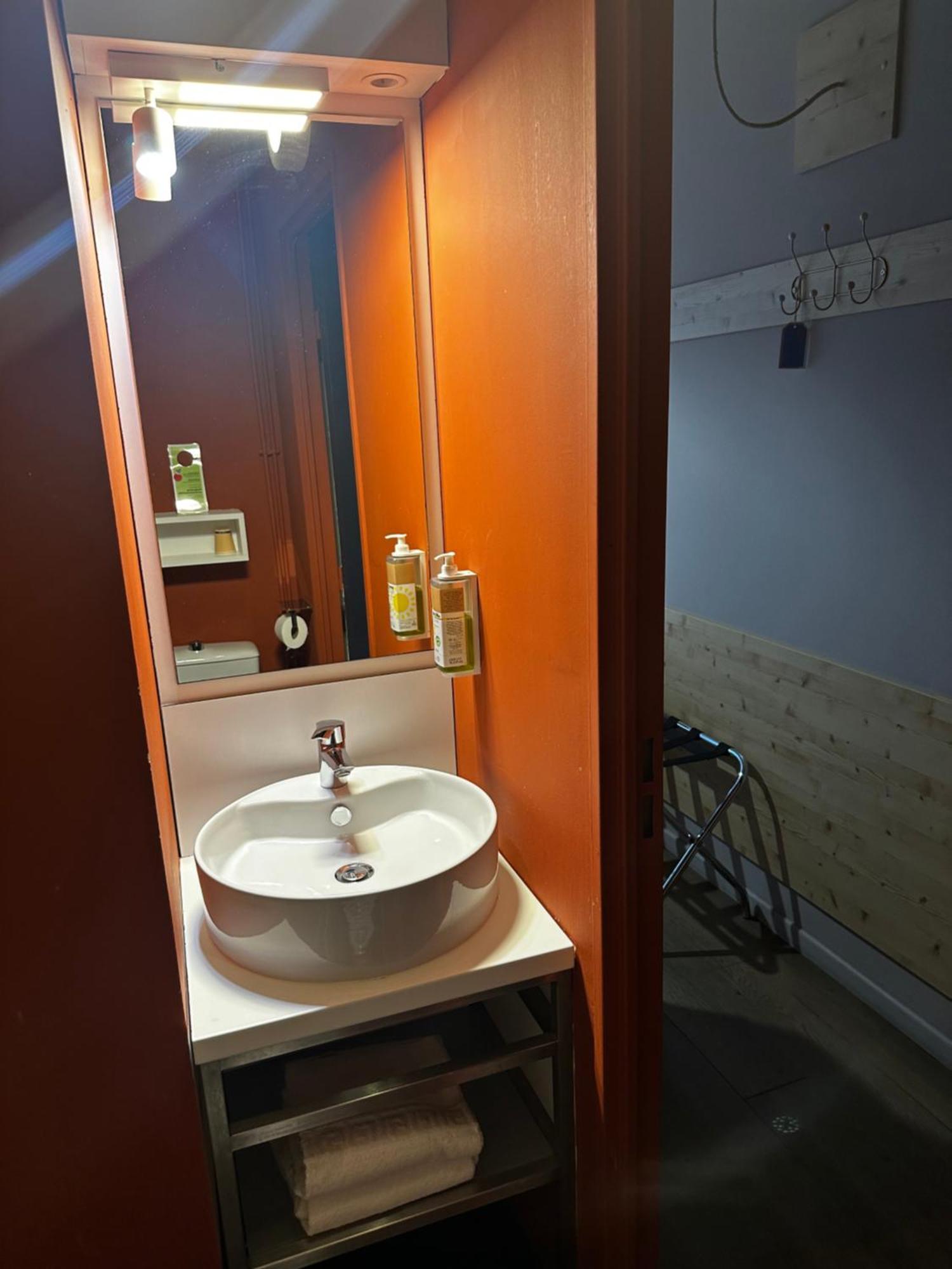 Calm Hotel 2*